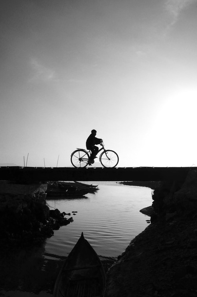 Silhouette di solitario giovane ragazzo in bicicletta
 - Foto, immagini