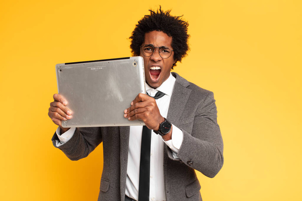 młody czarny biznesmen z laptopem - Zdjęcie, obraz