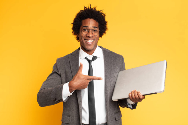 young black businessman with a laptop - Фото, зображення