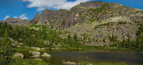 A Rússia. Sul do território de Krasnoyarsk, Sayans orientais. Lago arco-íris na montanha natural Parque Ergaki (do Turco "Dedos"). - Foto, Imagem