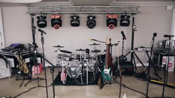 Набір музичних інструментів: барабани з цимбалами, саксофон, дві електрогітари, ключі, мікшер і мікрофони готові до виконання музичної групи, і є легкий пристрій для створення ефектів
 - Кадри, відео
