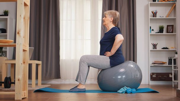 Old woman workout at home - Foto, Bild