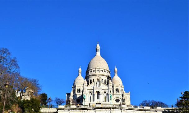 "Basilique du Sacr-Coeur "Basílica, Paris com céu azul. Um dos famosos edifícios em Paris, França Basílica Sacr-Coeur - Foto, Imagem