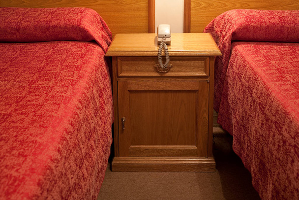 Puhelin yöpöydällä halvassa hotellihuoneessa Buenos Airesissa, Argentiinassa - Valokuva, kuva