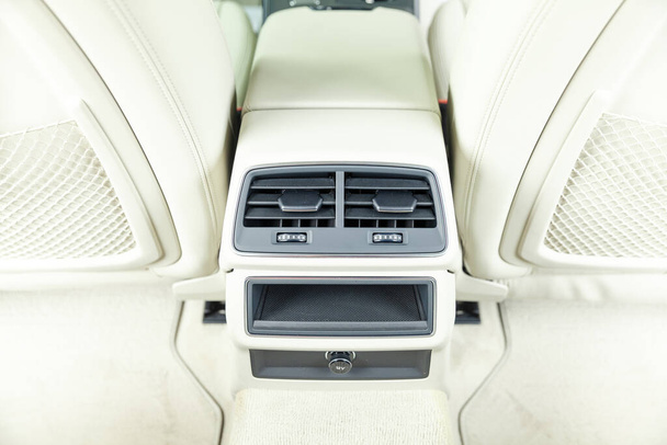 weißer Innenraum im Auto zwischen den Sitzen - Foto, Bild