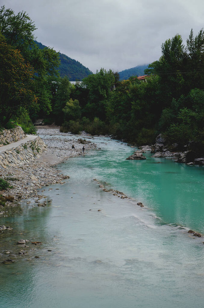 Nádherný výhled na krásnou řeku Soa s nádhernou zelenou vodou proti mostu. - Fotografie, Obrázek