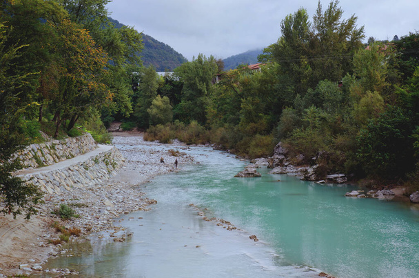 Herrlicher Blick auf den schönen Fluss Soa mit herrlich grünem Wasser gegen die Brücke. - Foto, Bild