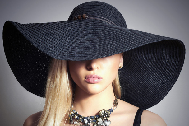 krásná blonďatá žena v černém klobouku. eleganci krásy girl.spring nakupování. příslušenství. dáma v šperky - Fotografie, Obrázek