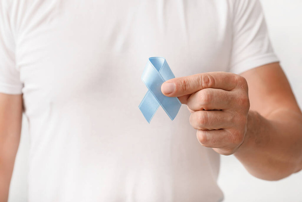 Άνδρας με μπλε κορδέλα, κοντινό πλάνο. Έννοια ευαισθητοποίησης για τον καρκίνο του προστάτη - Φωτογραφία, εικόνα