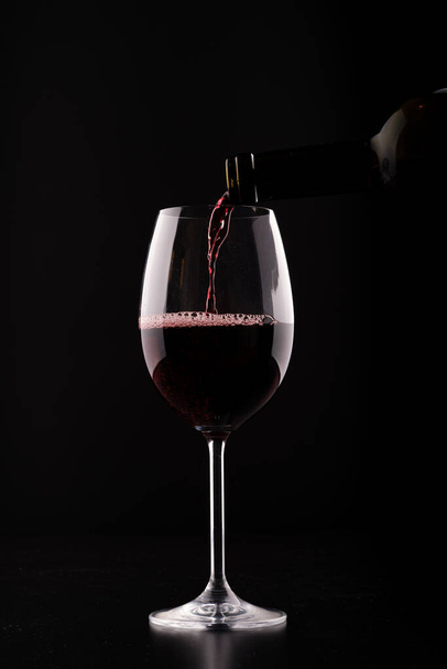 closeup wine glass filling silhouette - Foto, Imagen