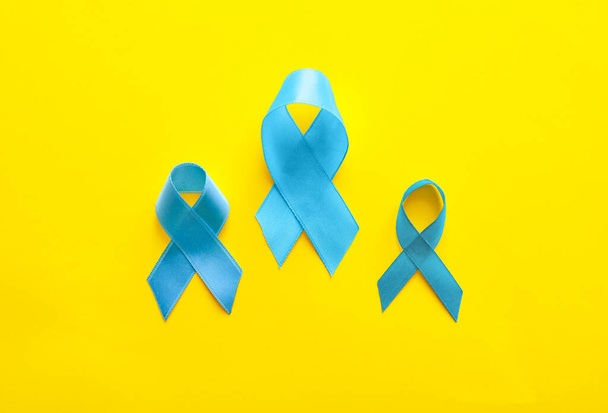 Μπλε κορδέλες στο φόντο του χρώματος. Έννοια ευαισθητοποίησης για τον καρκίνο του προστάτη - Φωτογραφία, εικόνα
