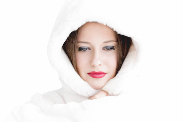 Jovem mulher em casaco de pele macia com envoltório capuz, roupas quentes de inverno para moda e feriados de Natal - Foto, Imagem