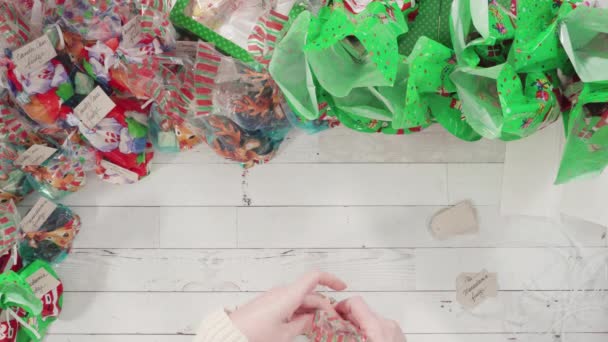 Lépésről lépésre. Házi készítésű karamella és süti csomagolása karácsonyi ajándékdobozba. - Felvétel, videó