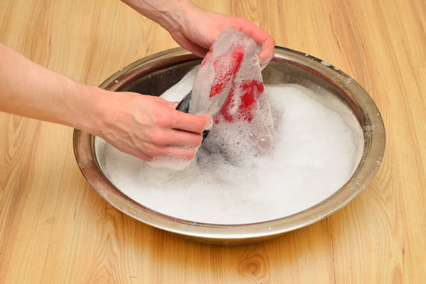 manos está limpiando la ropa de la suciedad y las manchas - Foto, Imagen