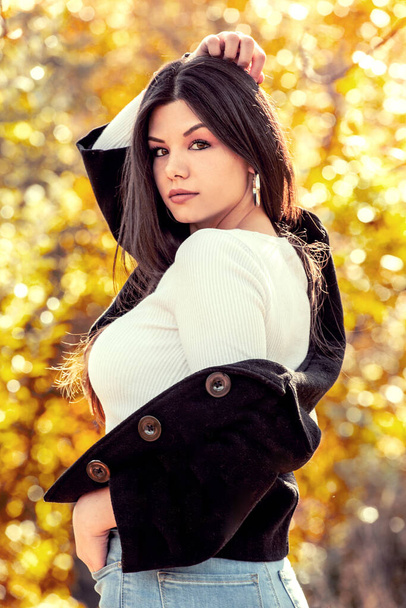 jesienny portret atrakcyjnej brunetki w parku na świeżym powietrzu - Zdjęcie, obraz
