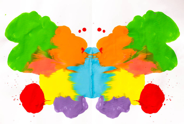 papillon fait avec des taches colorées avec effet miroir. Papier cartonné plié en deux. Artisanat avec tempera couleur. - Photo, image
