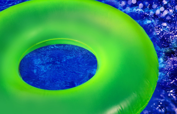 Yeşil iç tüp üzerinde mavi havuzu wate - Fotoğraf, Görsel