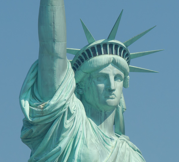 Közelkép a Szabadság-szobor arcáról és koronájáról egy napfényes napon, tiszta kék égbolttal - Fotó, kép