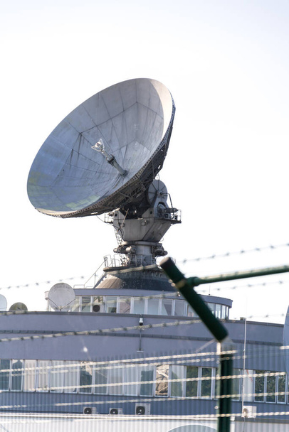 Antena radarowa w centrum łączności satelitarnej, wieża telekomunikacyjna, koncepcja komunikacji bezprzewodowej, czyste błękitne niebo w słoneczny dzień - Zdjęcie, obraz
