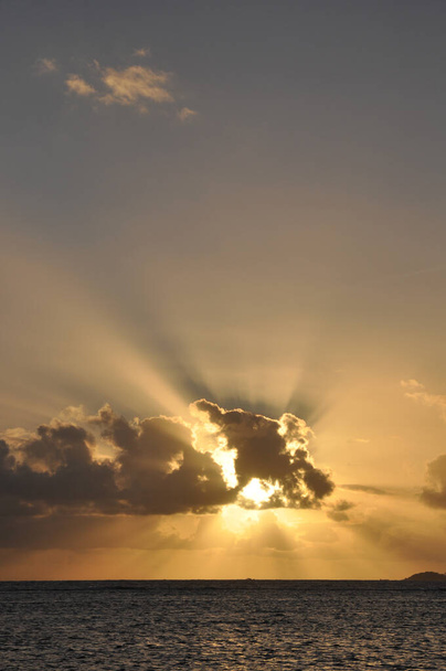 インド洋の上に雲と太陽の光を持つ劇的な空 - 写真・画像