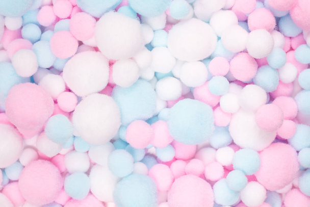 Bianco, rosa e blu morbido pompon sfondo.  - Foto, immagini