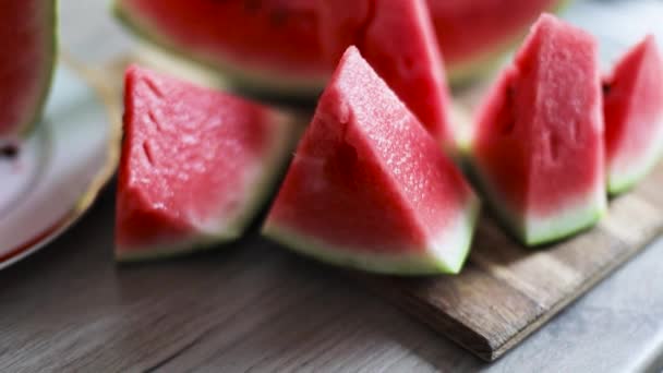 Plátky melounů na řezací desce v kuchyni - Záběry, video