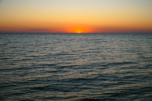 Солнце восходит над морем. Рассвет над Азовским морем. - Фото, изображение