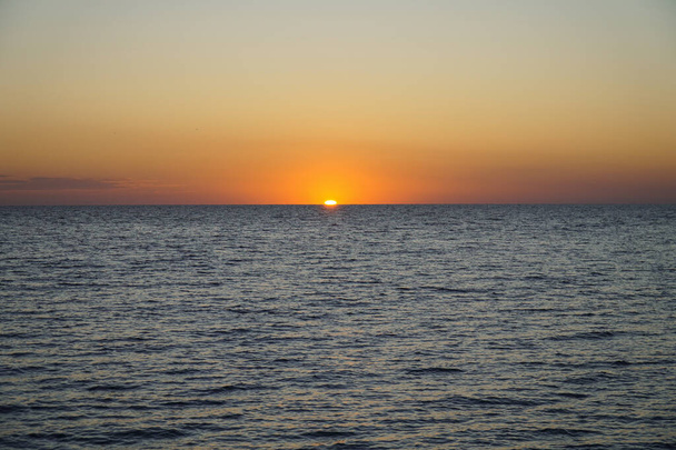 El sol se levanta sobre el mar. Amanecer sobre el mar de Azov. - Foto, Imagen