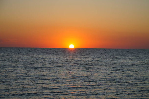 El sol sale sobre el mar de Azov. - Foto, Imagen