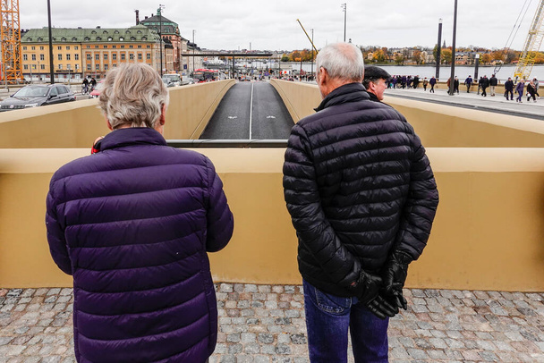 Estocolmo, Suecia 27 octubre, 2020 Una pareja de ancianos en el nuevo Slussbron, o Golden Bridge en Slussen, inaugurado el 25 de octubre de 2020. - Foto, imagen