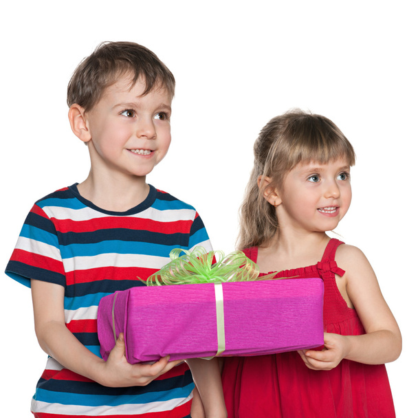 iki çocuk bir hediye kutusu basılı tutun. - Fotoğraf, Görsel