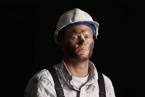 Minero hombre sobre fondo oscuro - Foto, Imagen