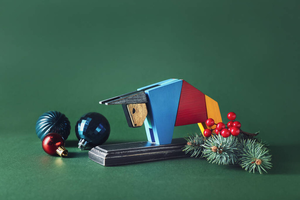 Figurinha de touro e decoração de Ano Novo em fundo de cor - Foto, Imagem