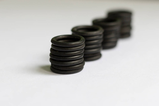 Conjunto de juntas tóricas de goma utilizadas para el sellado en mecanismos hidráulicos y neumáticos. - Foto, imagen