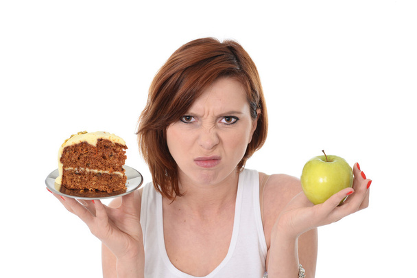  Привлекательная женщина десерт Выбор нездоровой пищи торт или здоровое яблоко
 - Фото, изображение