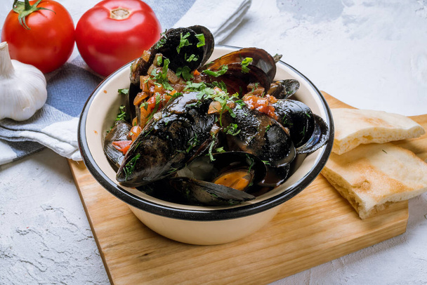 Mussels in tomato sauce - Fotoğraf, Görsel