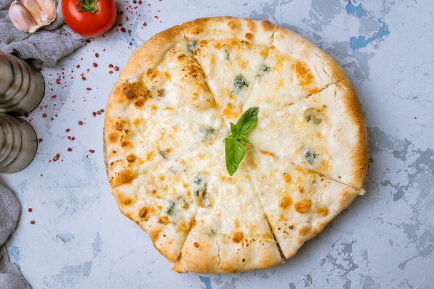 チーズとバジルの葉のおいしいピザ赤いトマトとニンニク  - 写真・画像