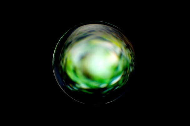 Uma esfera abstrata com um padrão desfocado isolado em fundo preto. Círculo abstrato em borrão. - Foto, Imagem