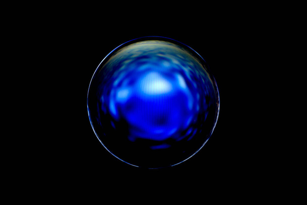 Een abstracte bol met een wazig patroon geïsoleerd op zwarte achtergrond. Abstracte cirkel in vervaging. - Foto, afbeelding