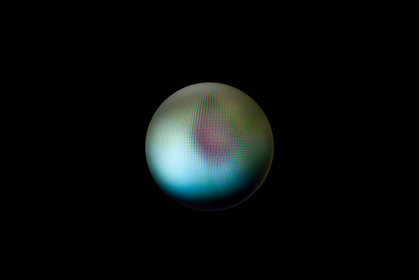 Een abstracte bol met een wazig patroon geïsoleerd op zwarte achtergrond. Abstracte cirkel in vervaging. - Foto, afbeelding