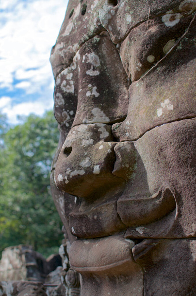 Nahaufnahme einer lächelnden Steingesichter des Bayon-Tempels in Siem Reap, Kambodscha - Foto, Bild