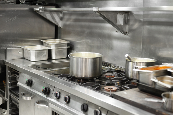 Rozsdamentes étterem professzionális konyha berendezések és a munka felülete.  - Fotó, kép