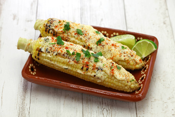 meksykańska kukurydza z grilla, elote - Zdjęcie, obraz