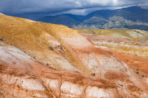 Un área natural inusual en las montañas Altai con un suelo coloreado similar al paisaje marciano. Atracción natural de Altai. Rutas turísticas populares en Rusia. - Foto, Imagen