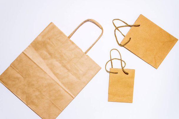Papieren milieuvriendelijke tassen. ECO-vriendelijk, herbruikbaar en afvalvrij concept. op een witte achtergrond, platte positio - Foto, afbeelding