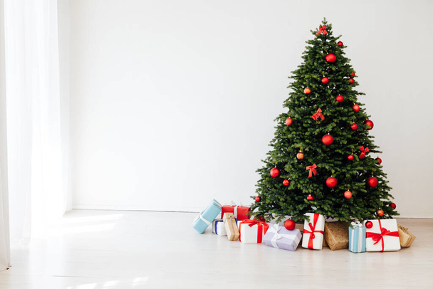 Árbol de Navidad con decoración de regalo para el Año Nuevo 2021 lugar de vacaciones de invierno para la inscripción - Foto, imagen