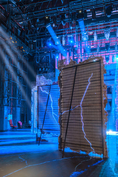 Vista dal backstage di un teatro, una luce blu frena attraverso le decorazioni - Foto, immagini