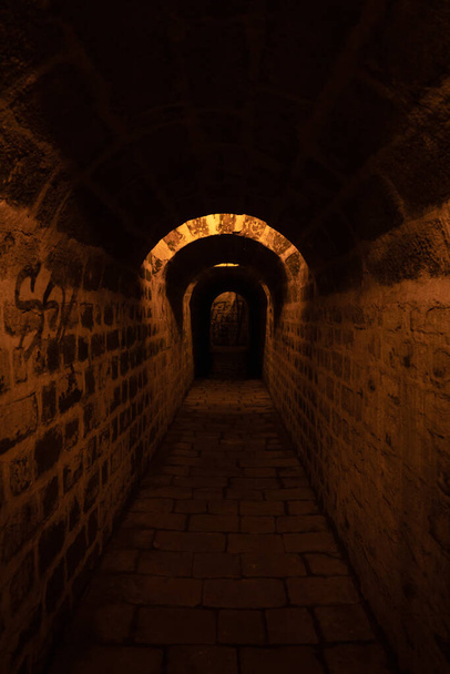 luces brillantes en un viejo túnel de piedra - Foto, Imagen