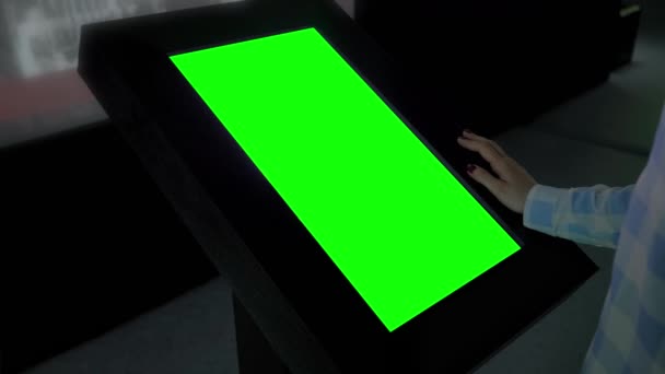 Zielony ekran koncepcja - kobieta patrząc na pusty zielony wyświetlacz kiosk na wystawie - Materiał filmowy, wideo