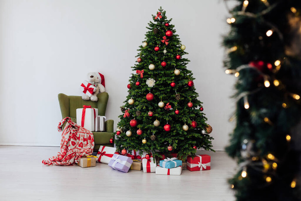 Рождественская елка сосна с подарками на фоне новогоднего декора место для надписи 2022 - Фото, изображение